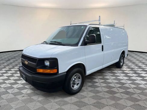 Used 2017 Chevrolet Express 2500 RWD image 3