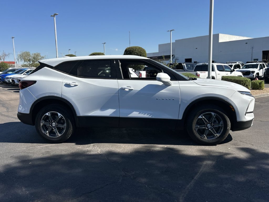 Used 2025 Chevrolet Blazer LT FWD image 2
