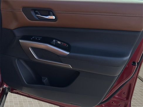 Used 2023 Nissan Pathfinder Platinum image 38