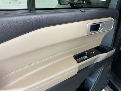 Used 2022 Ford Explorer Limited image 18