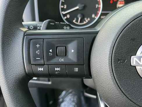 Used 2024 Nissan Rogue SV FWD image 9