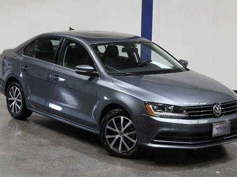 Used 2017 Volkswagen Jetta SE FWD image 2