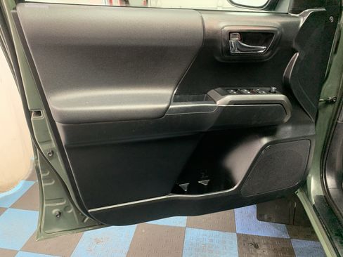 Used 2022 Toyota Tacoma TRD Off-Road w/ Technology Package image 7