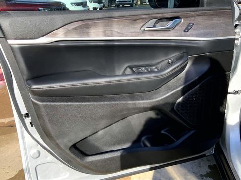 New 2025 Jeep Grand Cherokee Limited w/ Luxury Tech Group II image 10