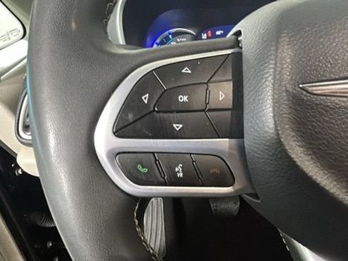 Used 2023 Chrysler Pacifica Touring-L FWD image 15