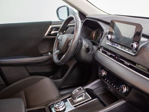 Used 2024 Mitsubishi Outlander ES image 4