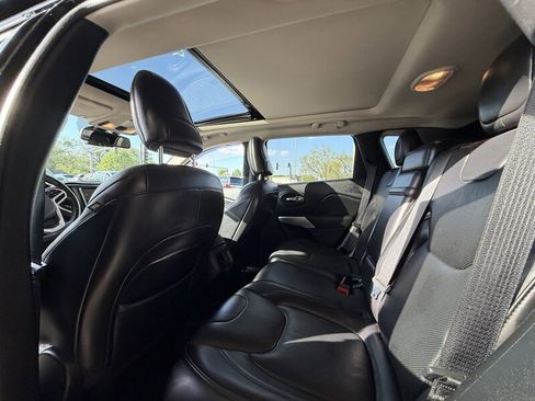 Used 2017 Jeep Cherokee Overland FWD image 13