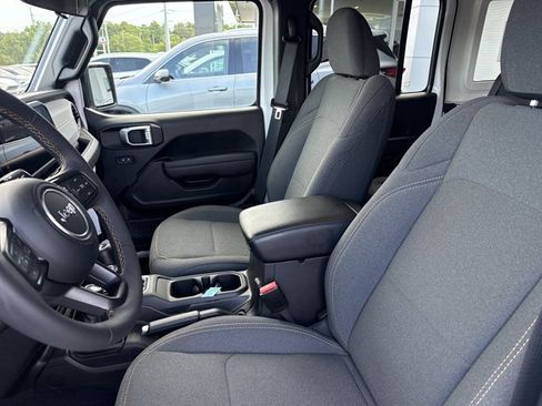 Used 2024 Jeep Wrangler Unlimited w/ Convenience Group AWD/4WD image 5