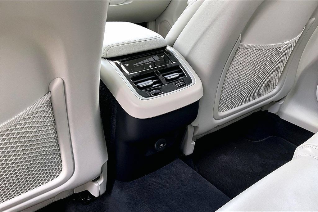Certified 2026 Volvo XC60 B5 Ultra AWD/4WD image 31