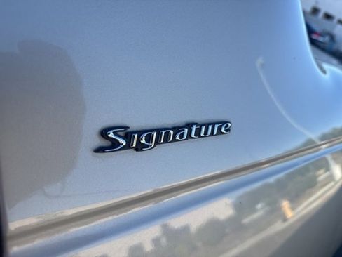 Used 2004 Lincoln Town Car Signature image 20