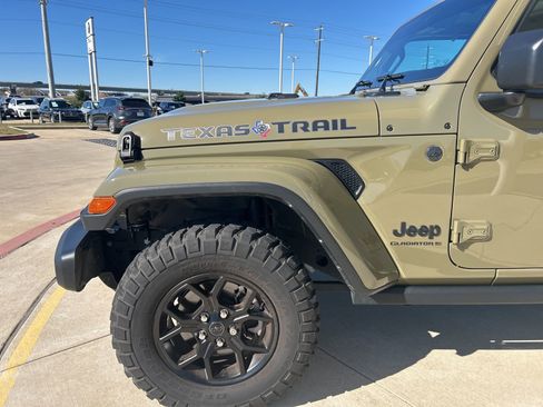 Used 2025 Jeep Gladiator Sport image 2