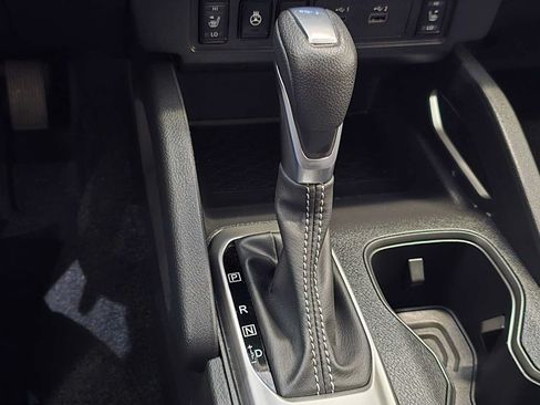 Used 2024 Nissan Frontier SV w/ SV Convenience Package RWD image 16