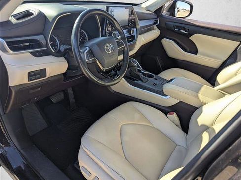 Used 2020 Toyota Highlander XLE image 9