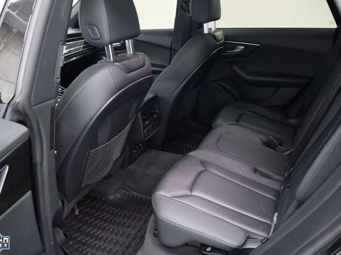 Used 2022 Audi Q8 Premium image 26