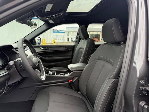 Used 2025 Jeep Grand Cherokee Laredo X w/ Luxury Tech Group I AWD/4WD image 24