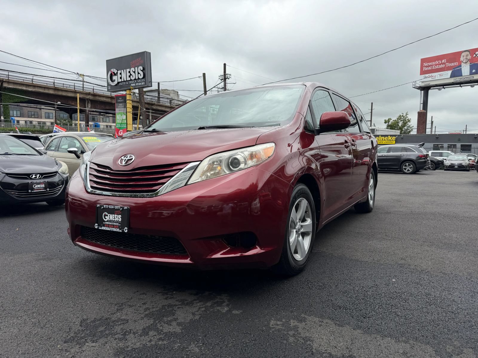 Used 2015 Toyota Sienna LE FWD image 1