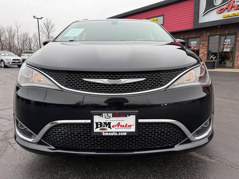 Used 2017 Chrysler Pacifica Touring-L FWD image 2