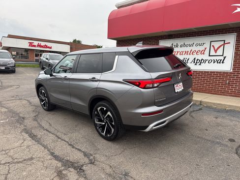 Used 2024 Mitsubishi Outlander SE image 3