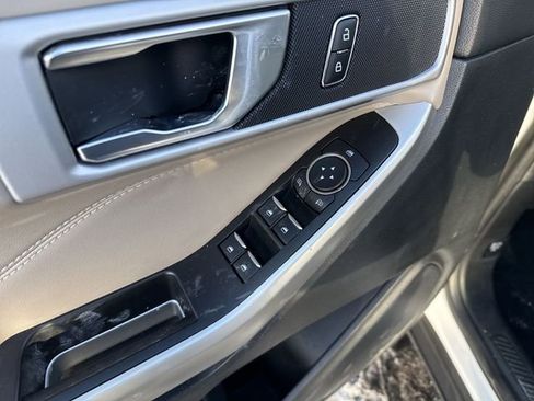 Used 2022 Ford Explorer XLT image 17