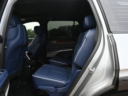 Used 2026 Cadillac Vistiq Premium Luxury w/ LPO, Floor Liner Package AWD/4WD image 19