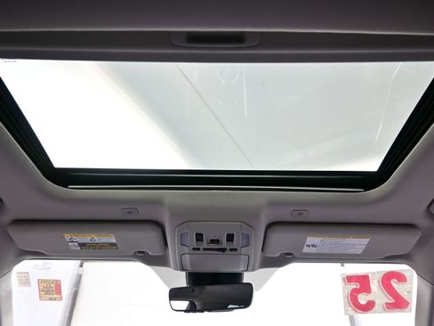 Used 2025 Toyota Highlander XLE image 19