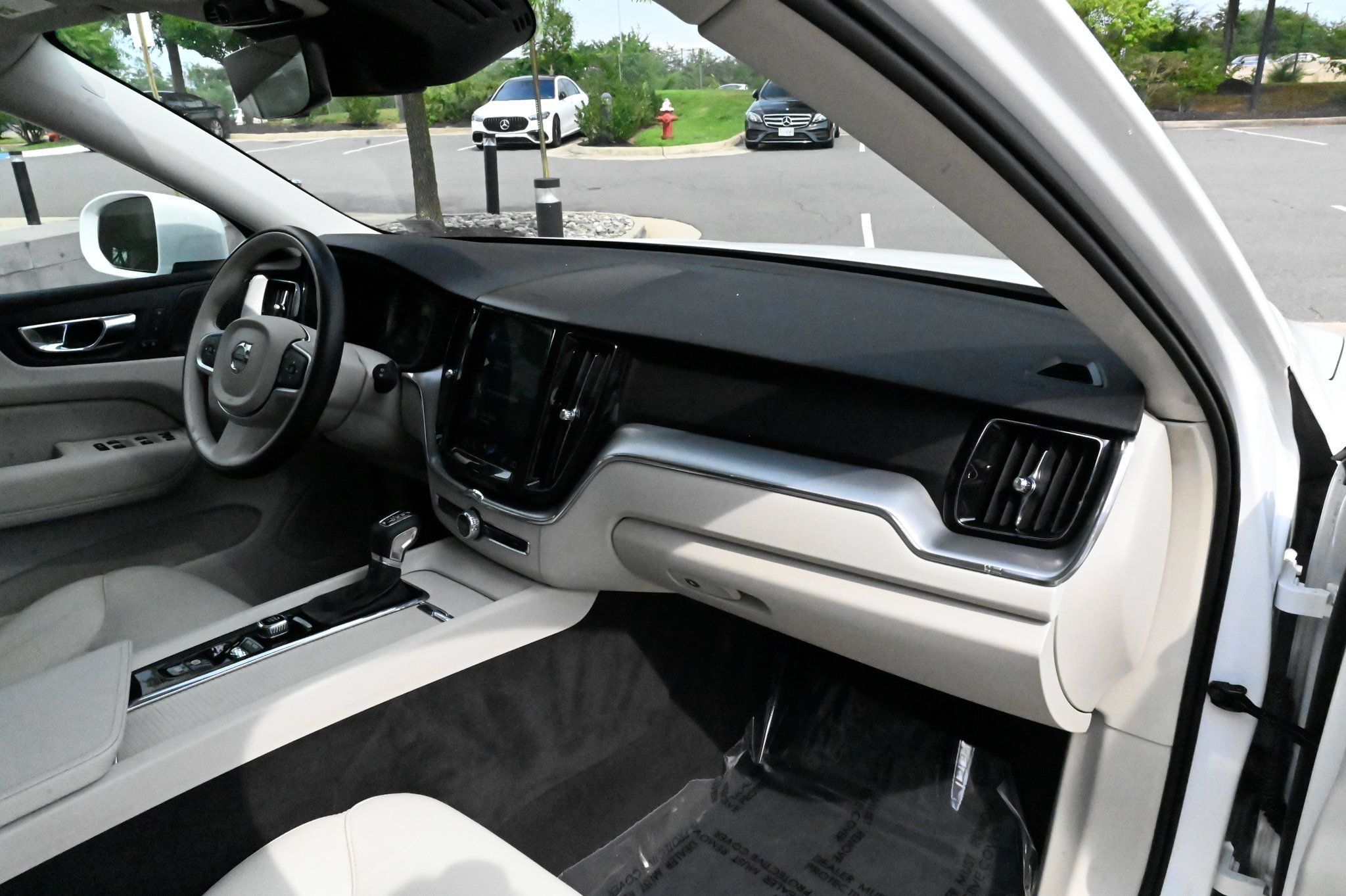 Used 2019 Volvo XC60 T5 Momentum w/ Multimedia Package AWD/4WD image 56