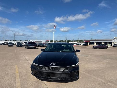 Used 2024 Hyundai Elantra SEL w/ Convenience Package FWD image 5
