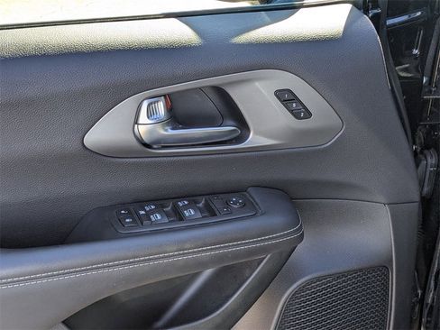 Used 2025 Chrysler Pacifica Select image 13