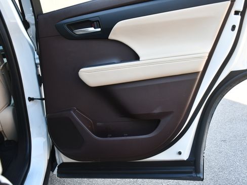 Used 2020 Toyota Highlander XLE image 20