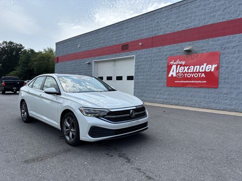 Used 2024 Volkswagen Jetta SE FWD image 1
