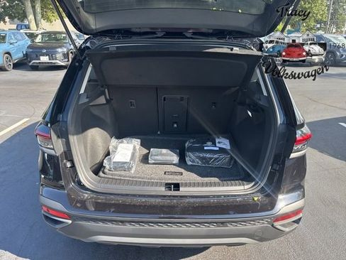 New 2025 Volkswagen Taos SE image 21