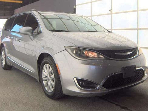 Used 2017 Chrysler Pacifica Touring-L image 3
