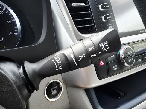 Used 2015 Toyota Highlander Limited AWD/4WD image 30