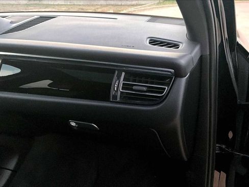 Used 2021 Porsche Macan image 38