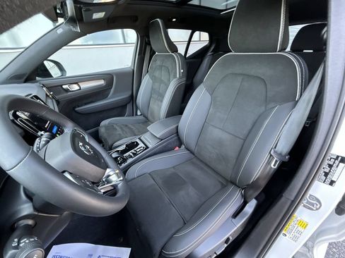 Certified 2023 Volvo XC40 B5 Plus w/ Protection Package Premier AWD/4WD image 15