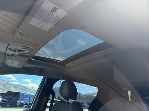 Used 2025 Toyota Sienna XLE FWD image 21