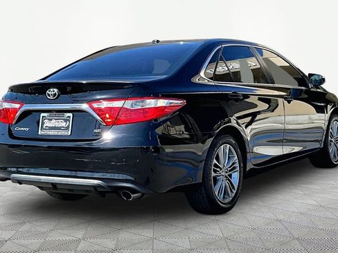 Used 2017 Toyota Camry SE w/ Moonroof Package FWD image 2