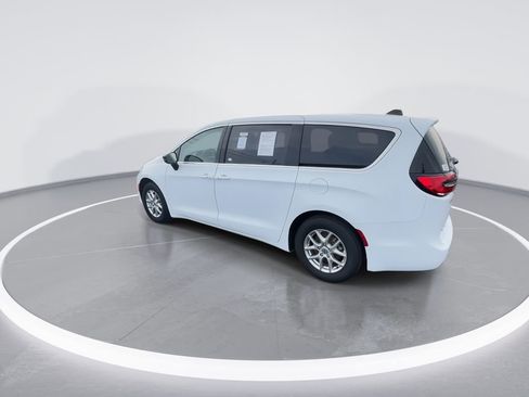 Used 2024 Chrysler Pacifica Touring-L FWD image 6