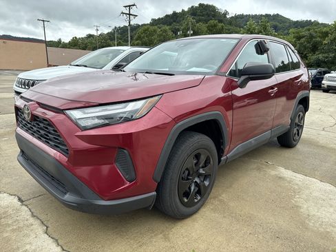 Used 2023 Toyota RAV4 LE AWD/4WD image 3