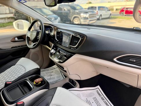 Used 2019 Chrysler Pacifica Touring Plus w/ Advanced Safetytec Group FWD image 16
