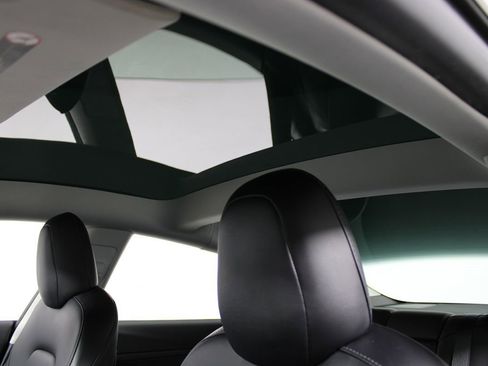 Used 2021 Tesla Model 3 Standard Range Plus image 9