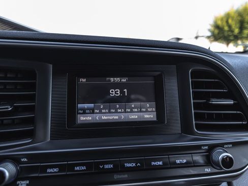Used 2020 Hyundai Elantra SE FWD image 11