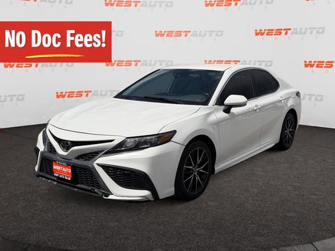 Used 2021 Toyota Camry SE w/ Convenience Package FWD image 1