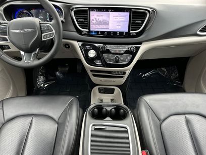 Used 2024 Chrysler Pacifica Touring-L
