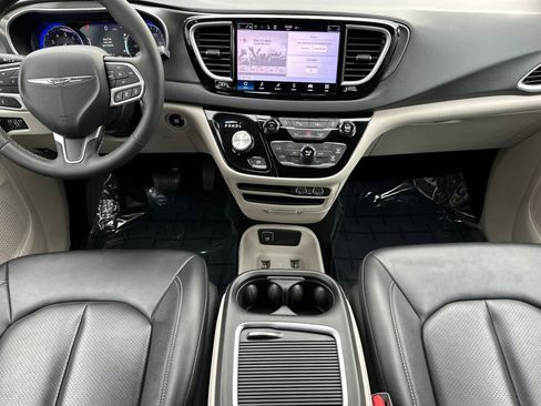 Used 2024 Chrysler Pacifica Touring-L image 3