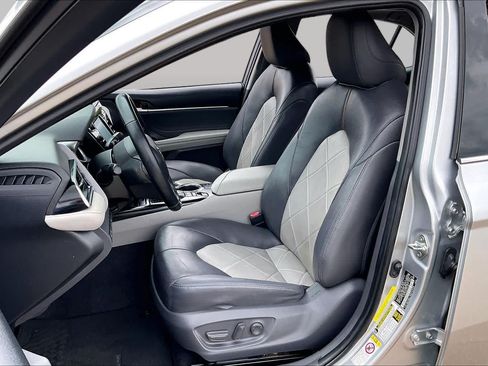 Used 2018 Toyota Camry XLE FWD image 8