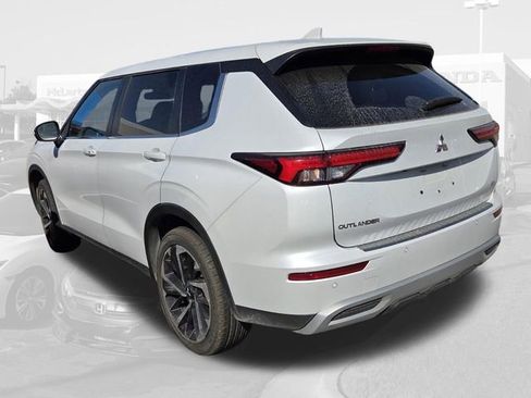 Used 2024 Mitsubishi Outlander SE image 6