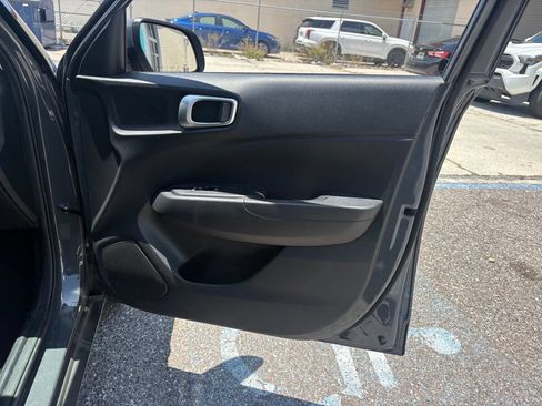 Used 2025 Hyundai Venue SE FWD image 17