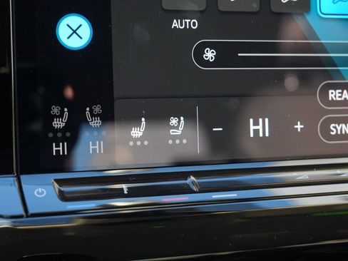 Used 2025 Volkswagen Atlas SE image 39