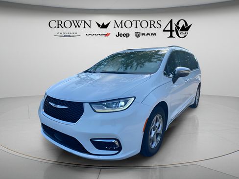 Used 2023 Chrysler Pacifica Limited w/ Trailer Tow Group FWD image 9